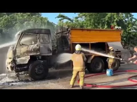 Park Halindeki Kamyon Yangına Teslim Oldu