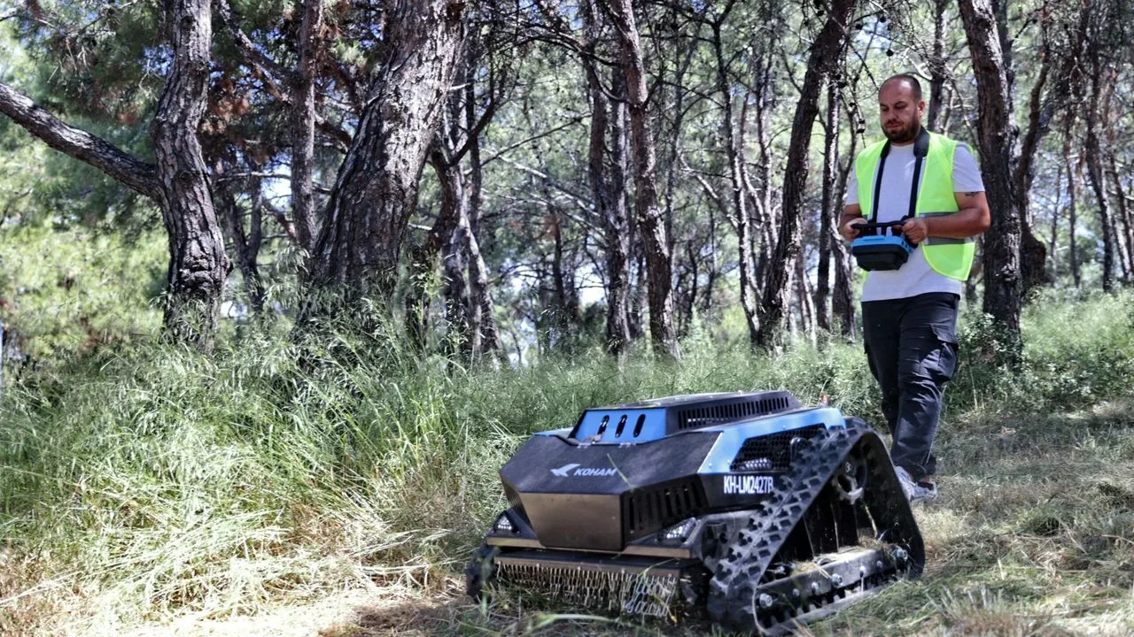 Konak'ta Yabani Ot Biçme Robotu ile Hızlı Temizlik Dönemi Başladı