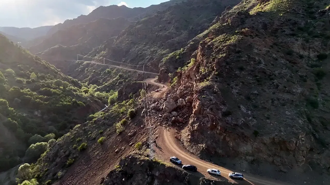 Duralar ve Kemerkaya Mahalleleri'nde Yol Heyelanla Kapandı